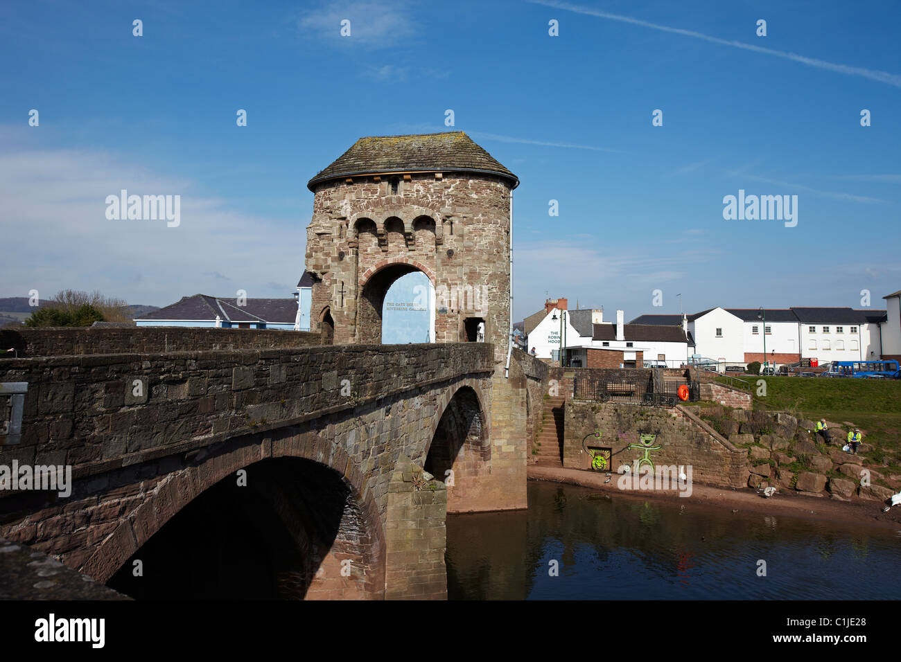 L Antica Monnow fortificato ponte sopra il fiume Monnow, Monmouth, Wales, Regno Unito Foto Stock