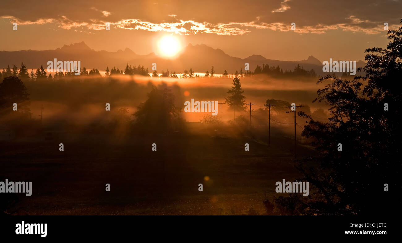 Questo straordinario paesaggio di sunrise è proveniente da sopra la montagna noto come 3 sorelle o 3 dita nello stato di Washington. Un Foto Stock