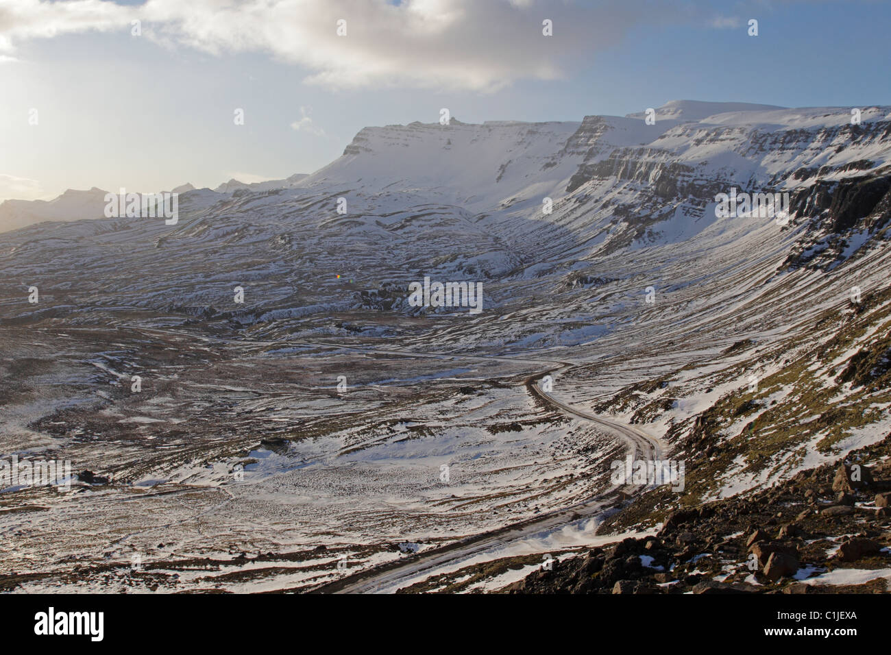 Visualizza in basso una coperta di neve valle nell'Islanda Orientale in inverno mostra itinerario uno Foto Stock