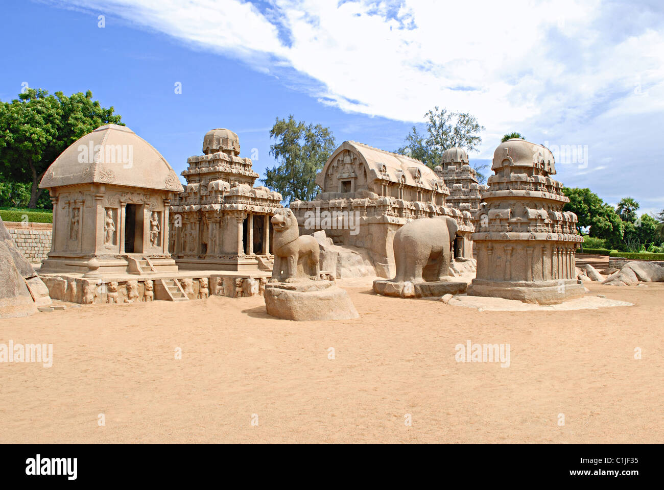 Vista generale dei templi monolitici, noto come cinque Rathas, Mahabalipuram, Tamil Nadu, India. Foto Stock