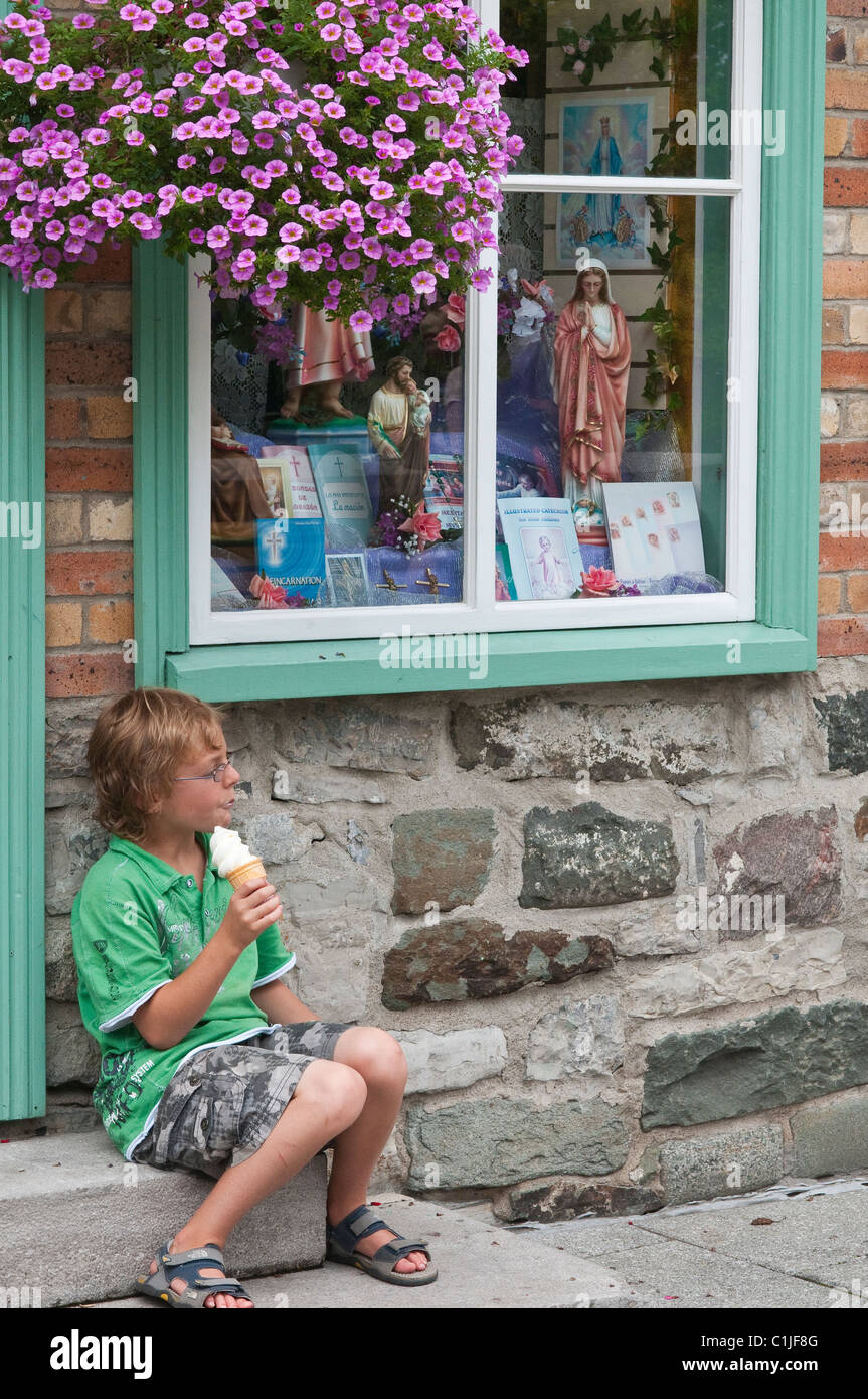 Quebec City, Quebec, Canada. Ragazzo mangiando gelato nella città vecchia. Foto Stock