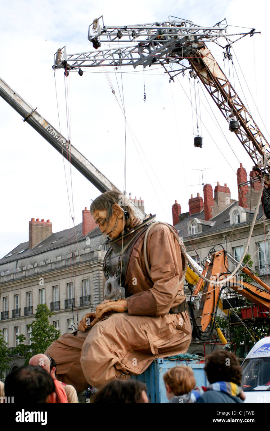 Posso mare per miglia! Un teatro di strada società pone su un grande spettacolo in Francia - con questo gigante di deep sea diver. Il emormous Foto Stock