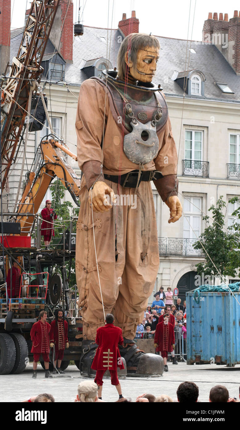 Posso mare per miglia! Un teatro di strada società pone su un grande spettacolo in Francia - con questo gigante di deep sea diver. Il emormous Foto Stock