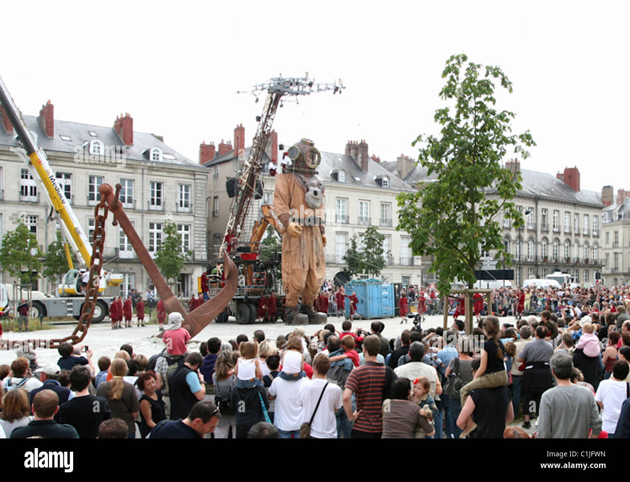 Posso mare per miglia! Un teatro di strada società pone su un grande spettacolo in Francia - con questo gigante di deep sea diver. Il emormous Foto Stock