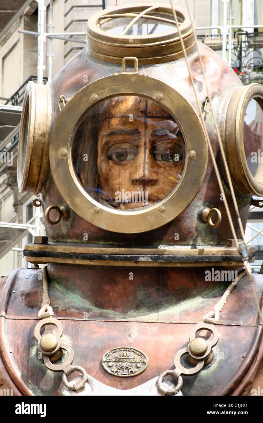 Posso mare per miglia! Un teatro di strada società pone su un grande spettacolo in Francia - con questo gigante di deep sea diver. Il emormous Foto Stock