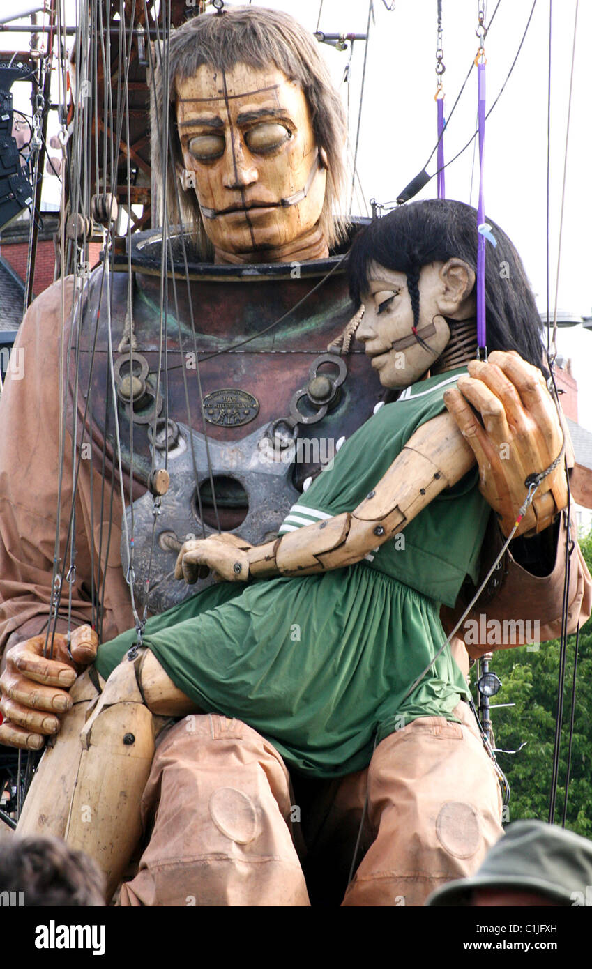 Posso mare per miglia! Un teatro di strada società pone su un grande spettacolo in Francia - con questo gigante di deep sea diver. Il emormous Foto Stock