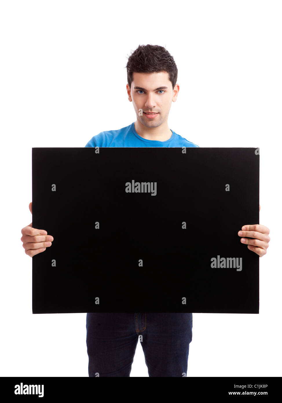 Ritratto di un giovane uomo che mostra un vuoto tabellone nero su sfondo bianco Foto Stock