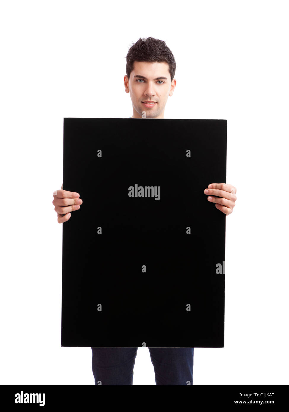 Ritratto di un giovane uomo che mostra un vuoto tabellone nero su sfondo bianco Foto Stock
