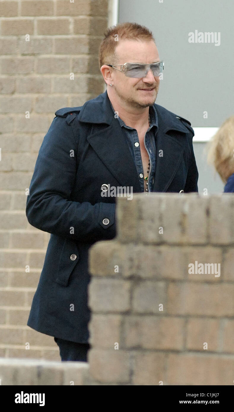 Bono che arrivano nei suoi locali stazione di polling portando la sua scheda di voto e il passaporto per il voto in occasione delle elezioni locali ed europee. Foto Stock