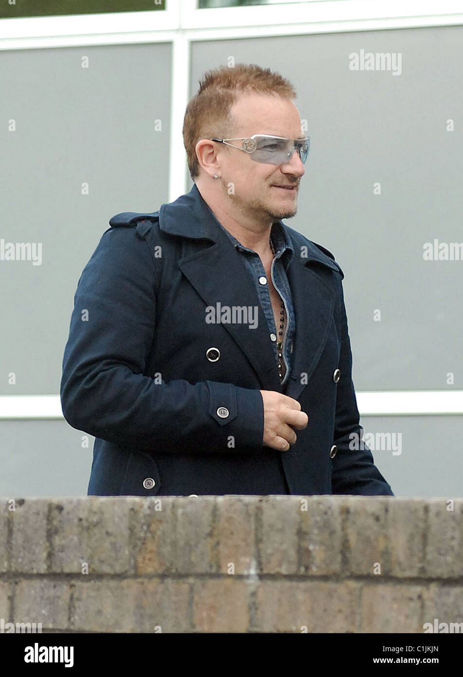 Bono che arrivano nei suoi locali stazione di polling portando la sua scheda di voto e il passaporto per il voto in occasione delle elezioni locali ed europee. Foto Stock