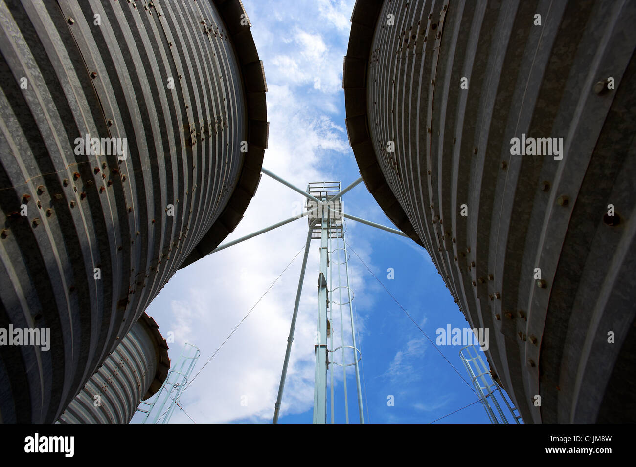 Silos di grano in una fattoria. LLeida. Spagna. Foto Stock
