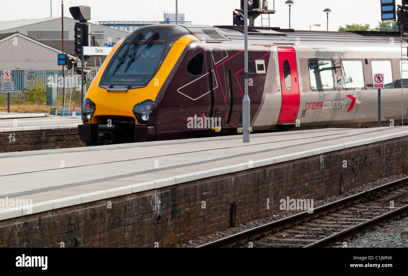 Cross Country diesel express treno passeggeri che arrivano a Derby stazione ferroviaria England Regno Unito nel settembre 2010 Foto Stock