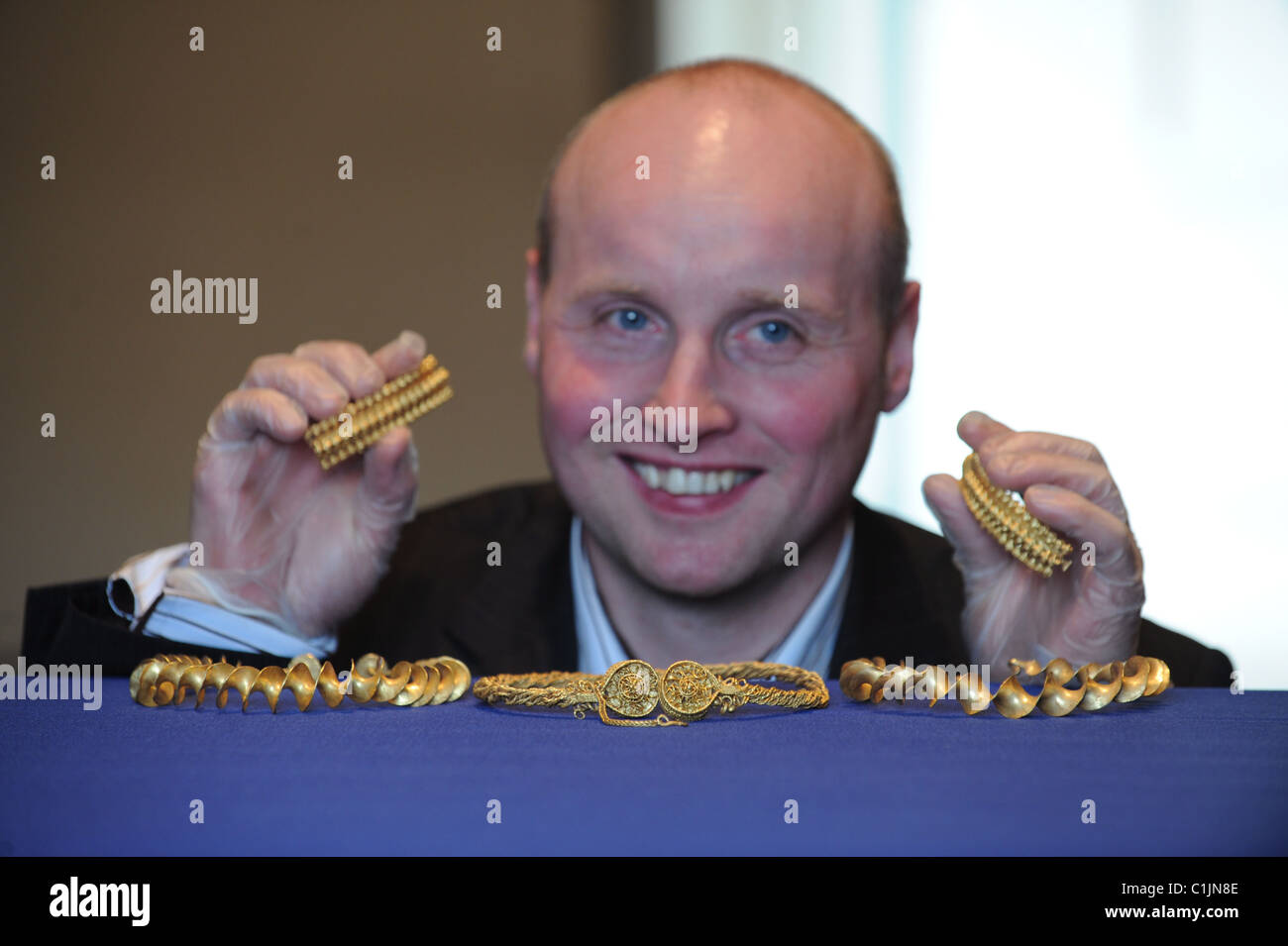 Età del ferro oro accaparrare trovati in Stirlingshire da uomo locale David Booth gold torcs risalente al 300-100 A.C. per la sua prima uscita Foto Stock