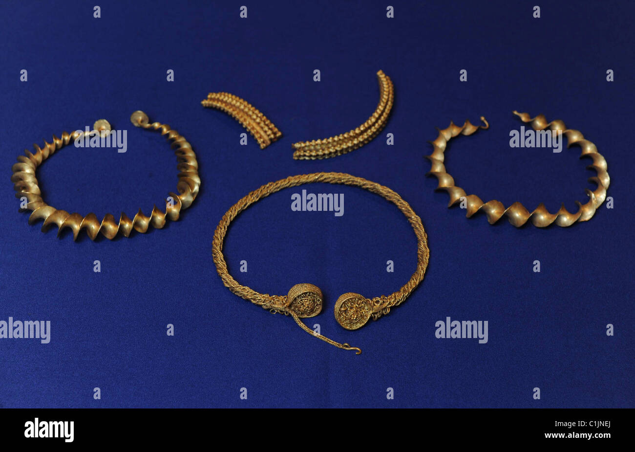 Età del ferro oro accaparrare trovati in Stirlingshire da uomo locale David Booth gold torcs risalente al 300-100 A.C. per la sua prima uscita Foto Stock