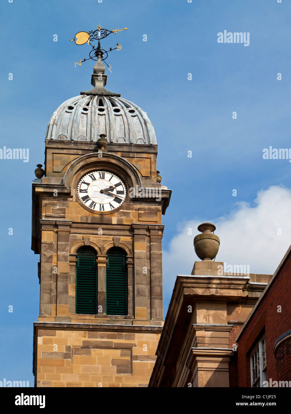 Derby Market Hall clock tower in Derby City Centre Derbyshire England Regno Unito Foto Stock