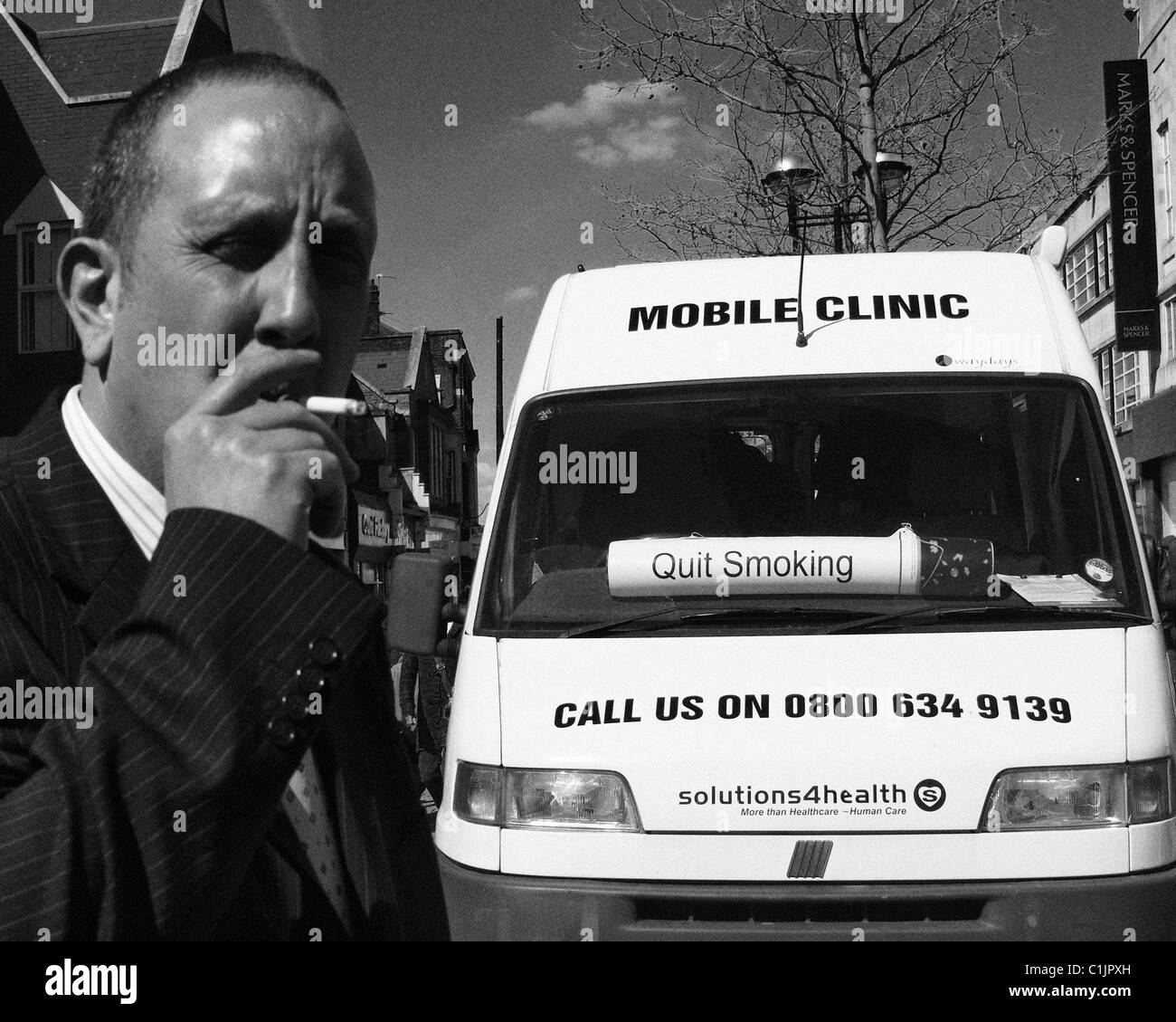 Un fumatore da una clinica mobile Foto Stock