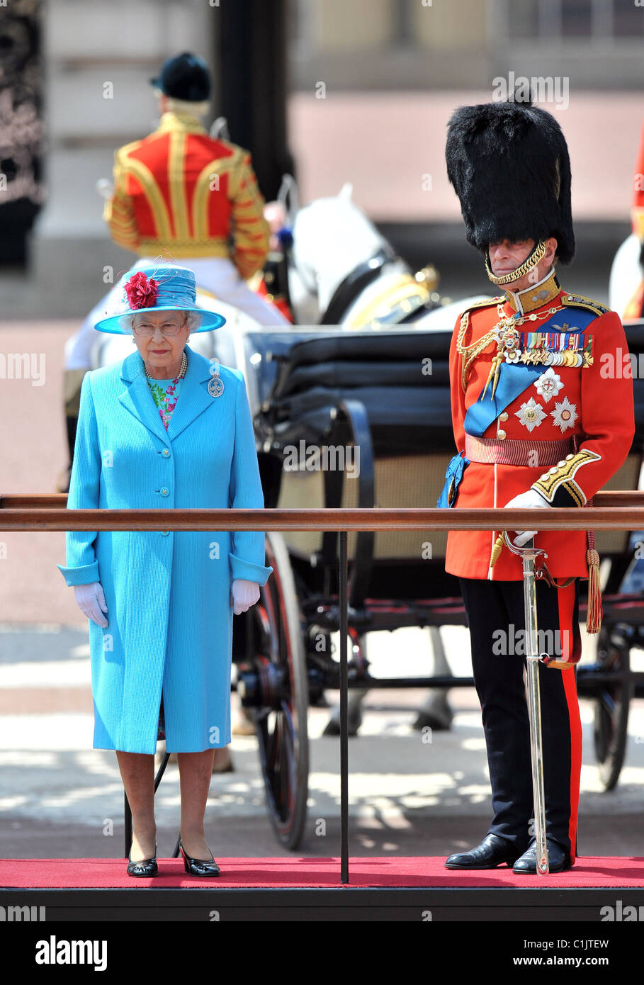 La regina Elisabetta II e del Principe Filippo ispezionare le truppe a Buckingham Palace dopo aver frequentato il Trooping il colore. Inghilterra - Foto Stock