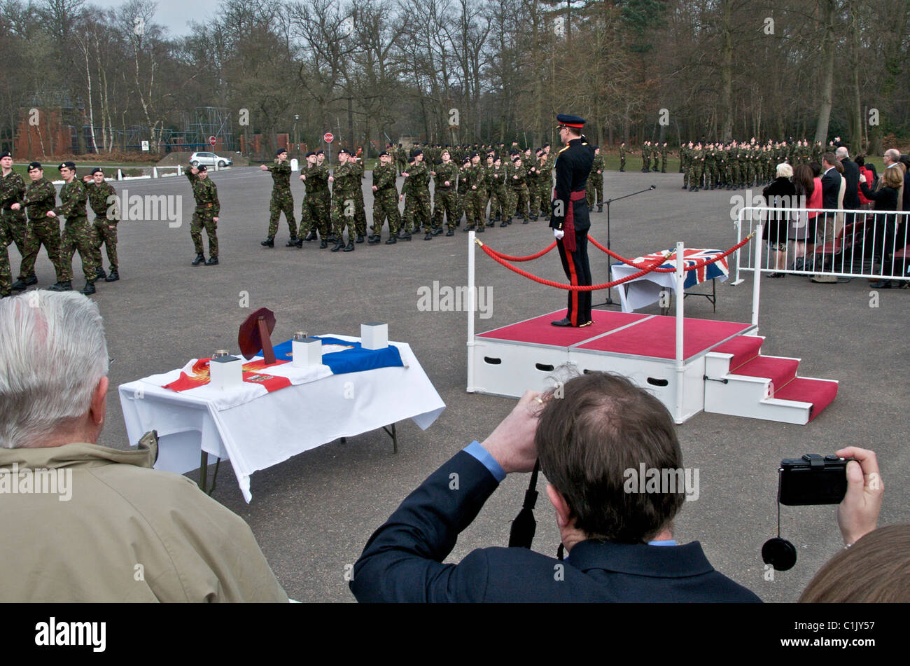 Università di Londra ufficiali' Training Corps Athlone Azienda Pass off Parata a Sandhurst Accademia Militare Reale 20/3/2011 Foto Stock