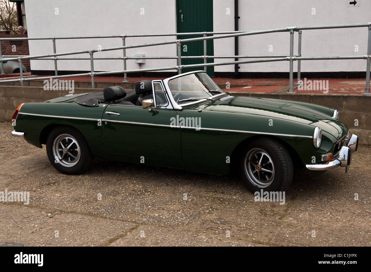 Green MGB soft top auto sportiva, con la parte superiore verso il basso Foto Stock