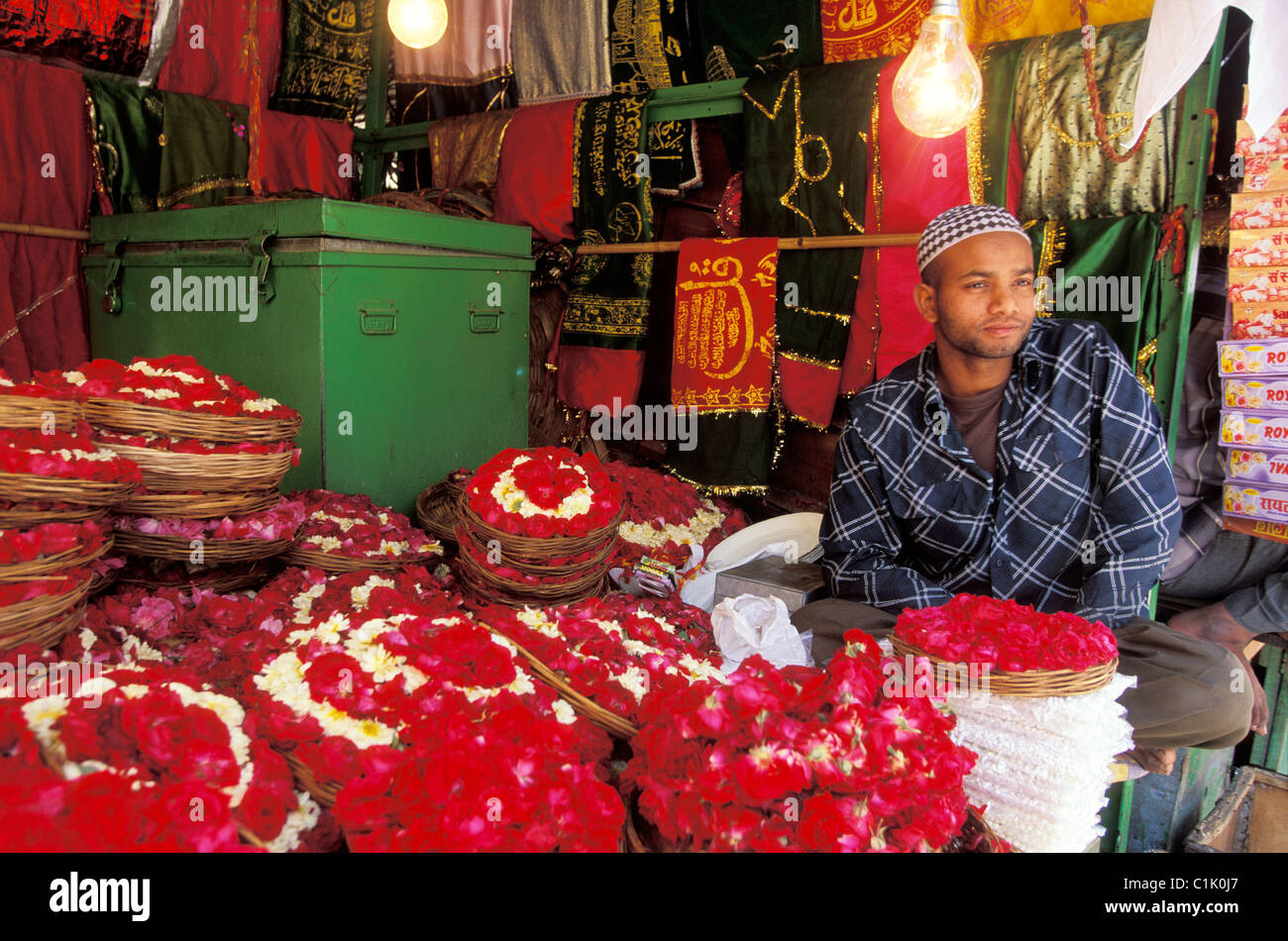 India Rajasthan, Ajmer, Dargah moschea, venditore di fiori Foto Stock