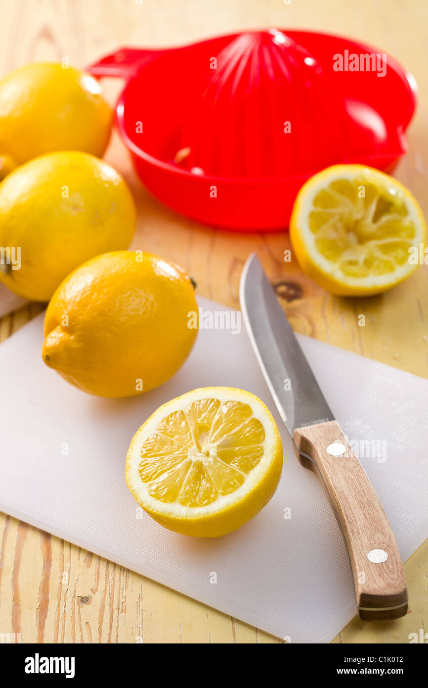 Tagliare il limone sul tavolo da cucina Foto Stock