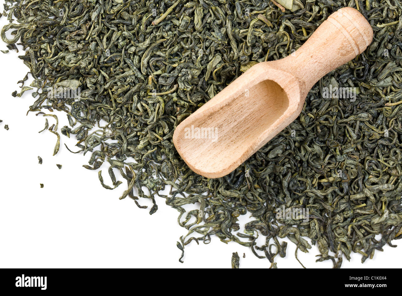 Foglie di tè verde su sfondo bianco Foto Stock