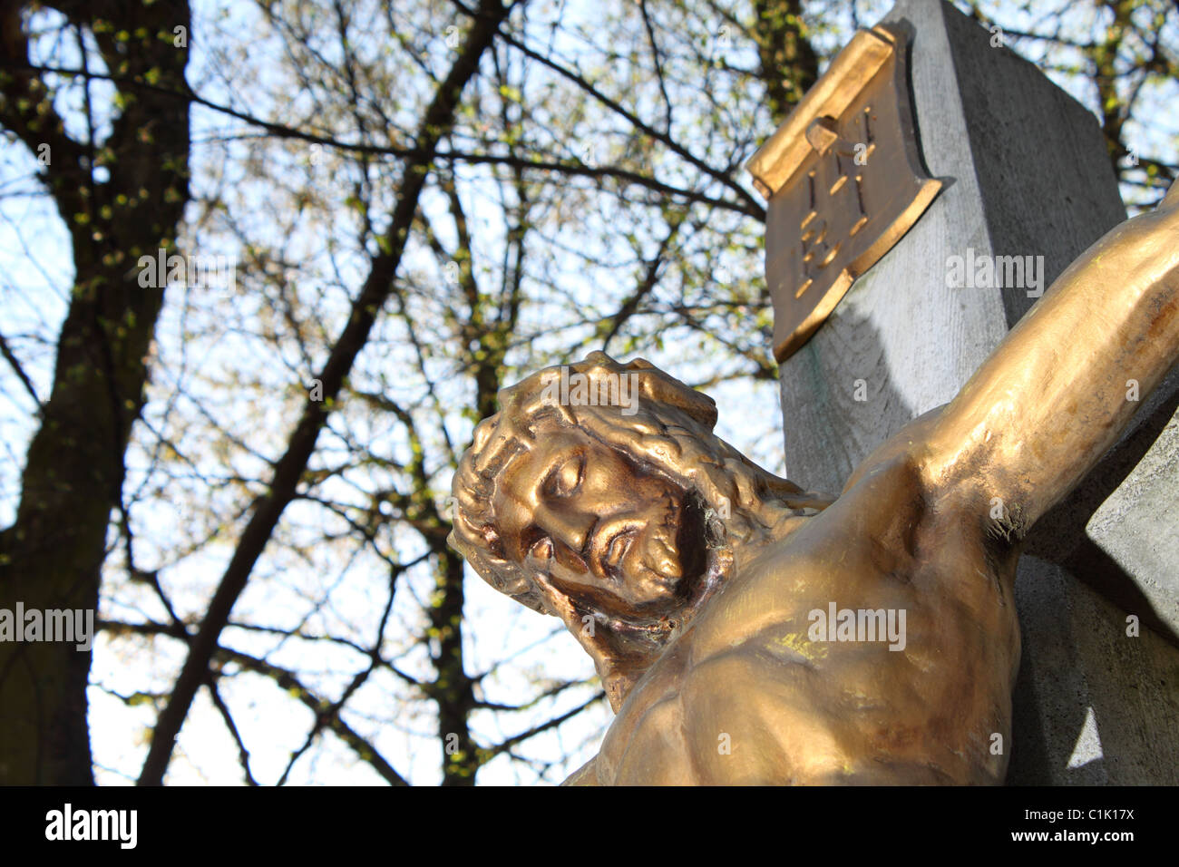 Statua di bronzo di Gesù Cristo nella foresta Foto Stock