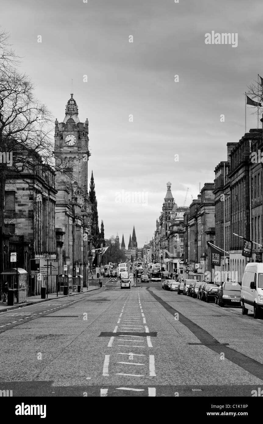 La città di Edimburgo, Princes Street da Waterloo Place Foto Stock