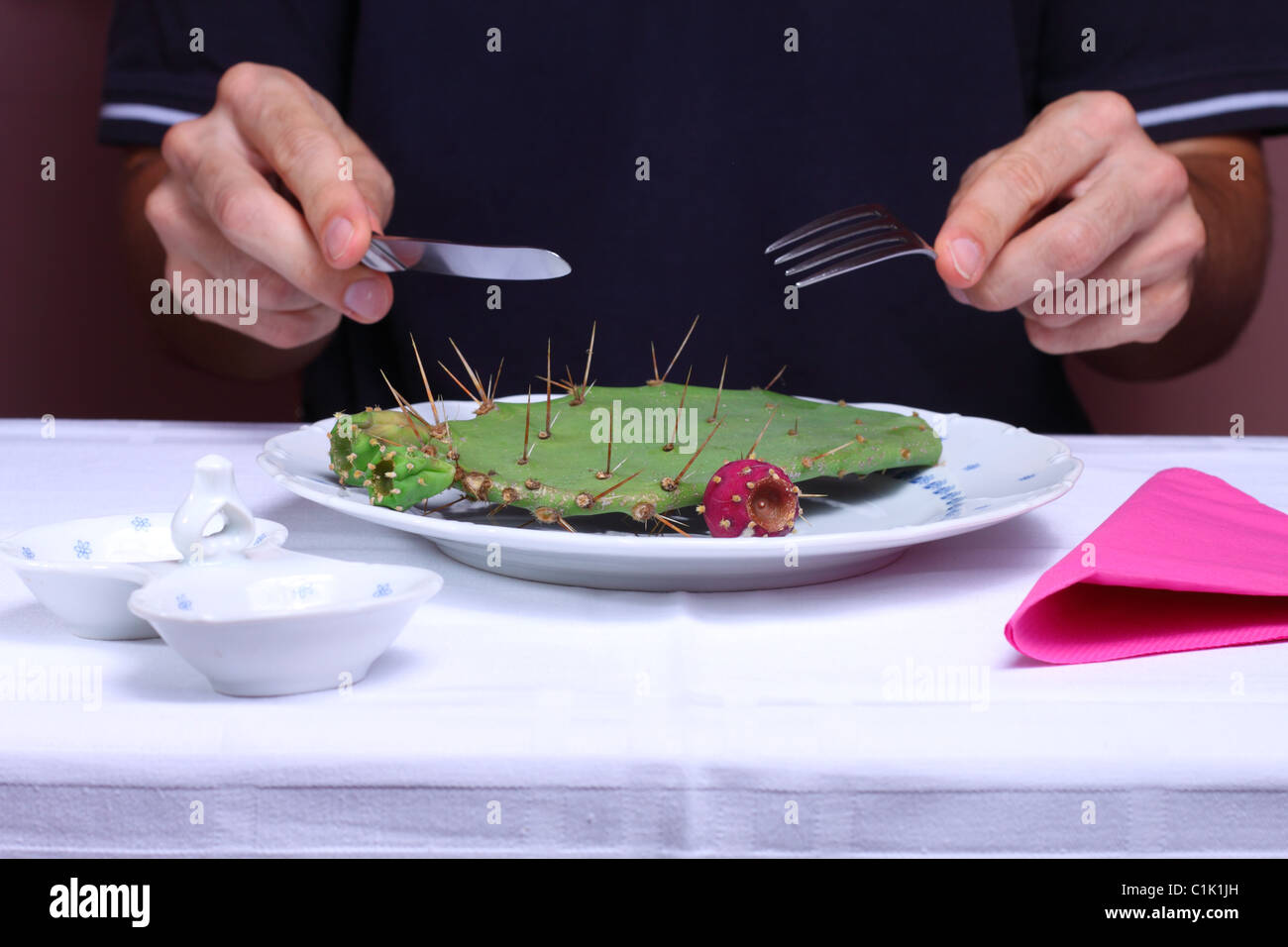 Uomo cactus di mangiare in un ristorante e malsano, concetto di mangiare Foto Stock