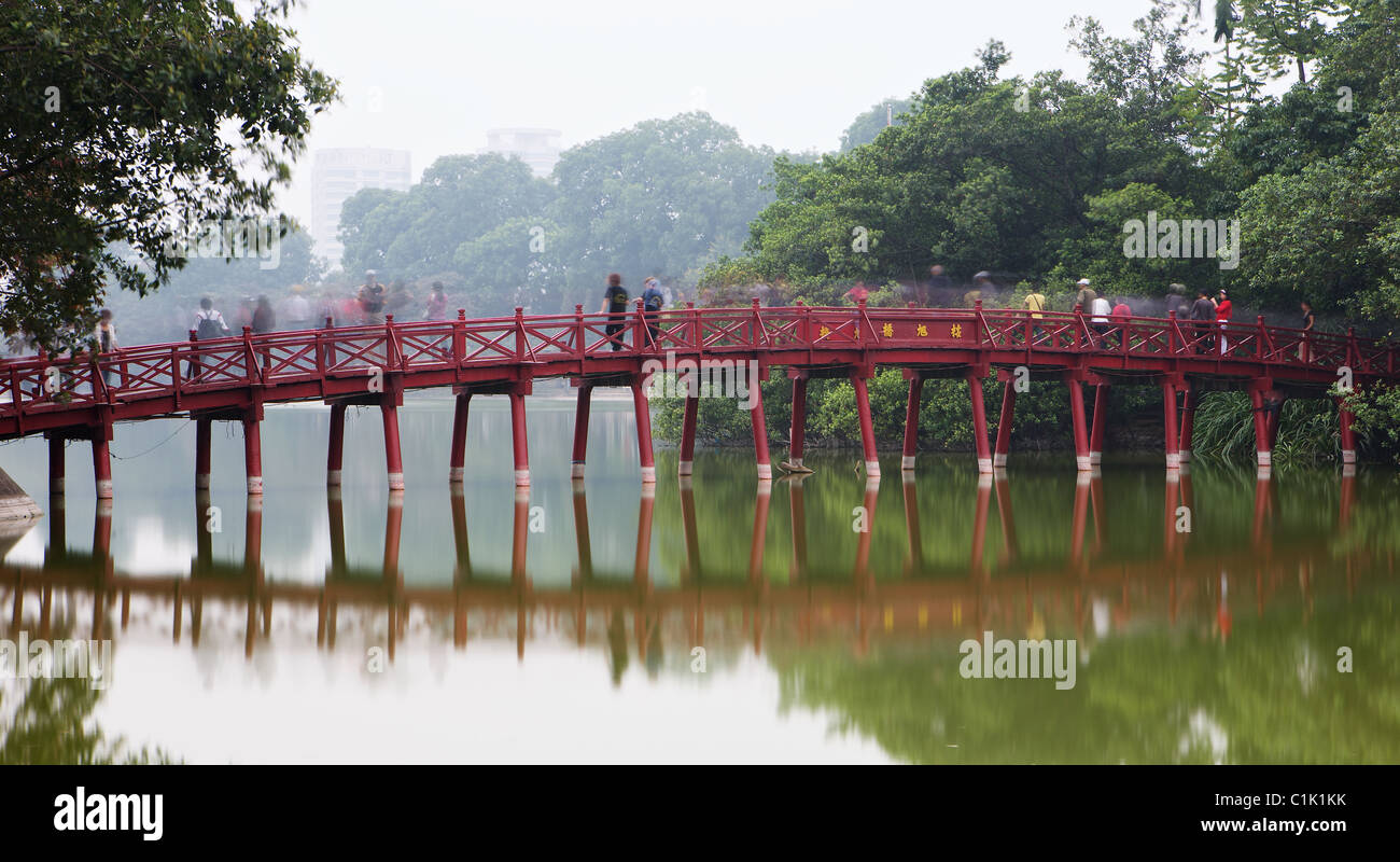 Il Huc ponte sul lago Hoan Kiem, Hanoi, Vietnam Foto Stock
