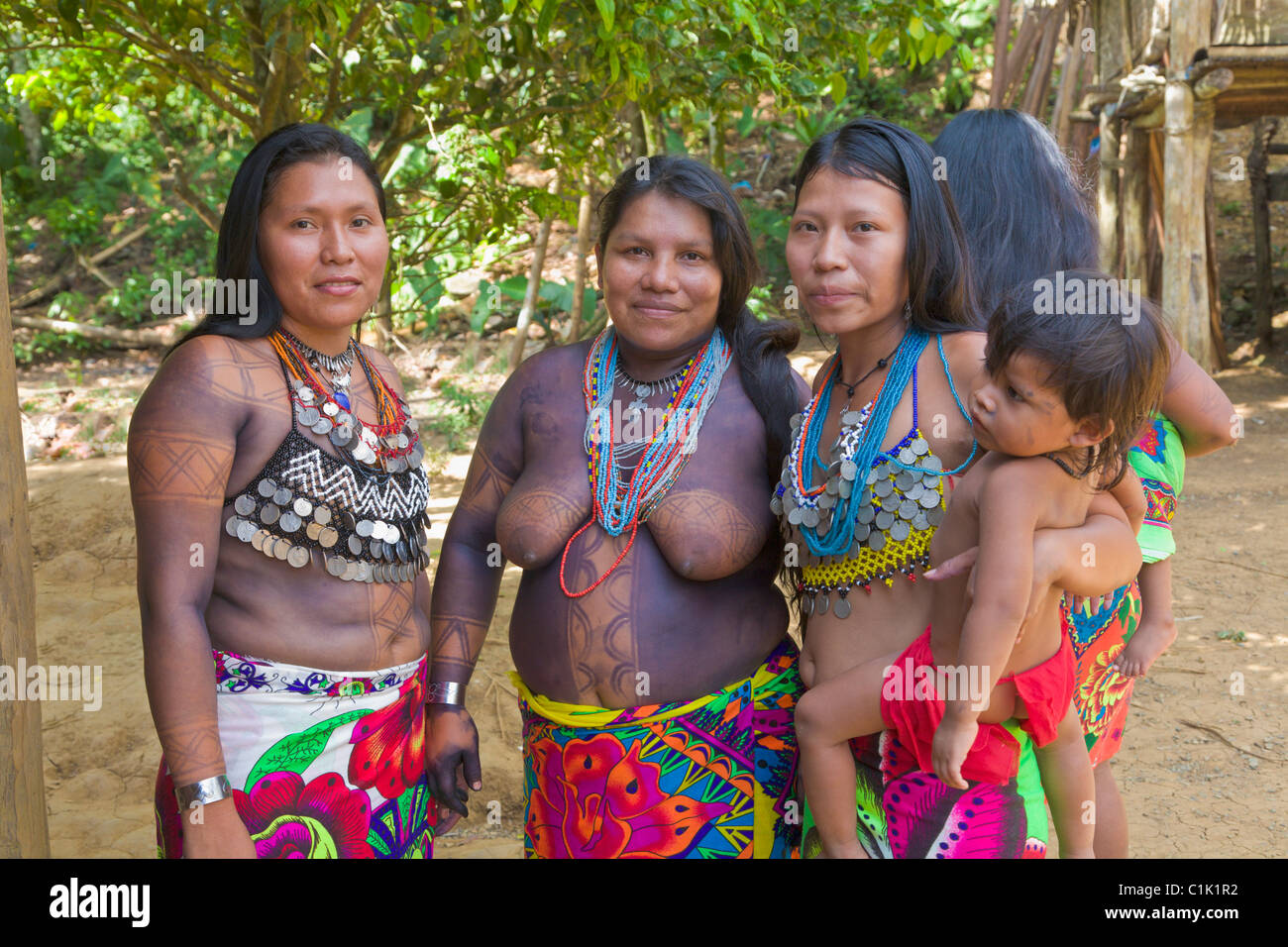 Le donne e i bambini dei nativi Indiani della tribù Embera, Embera Village, Panama Foto Stock