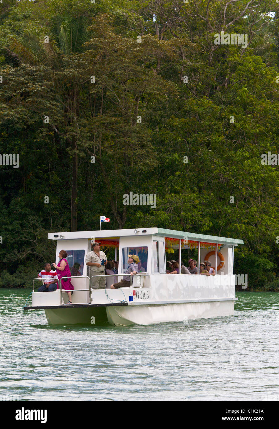 I turisti su un eco-Tour escursione in barca, Lago di Gatun, Panama Foto Stock