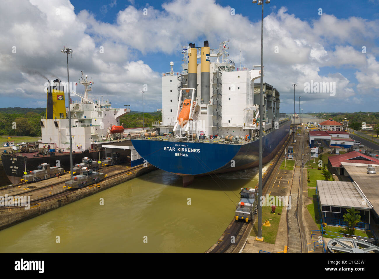 Cargo norvegese nave passando attraverso le serrature Gatun, sul Canale di Panama, Panama Foto Stock