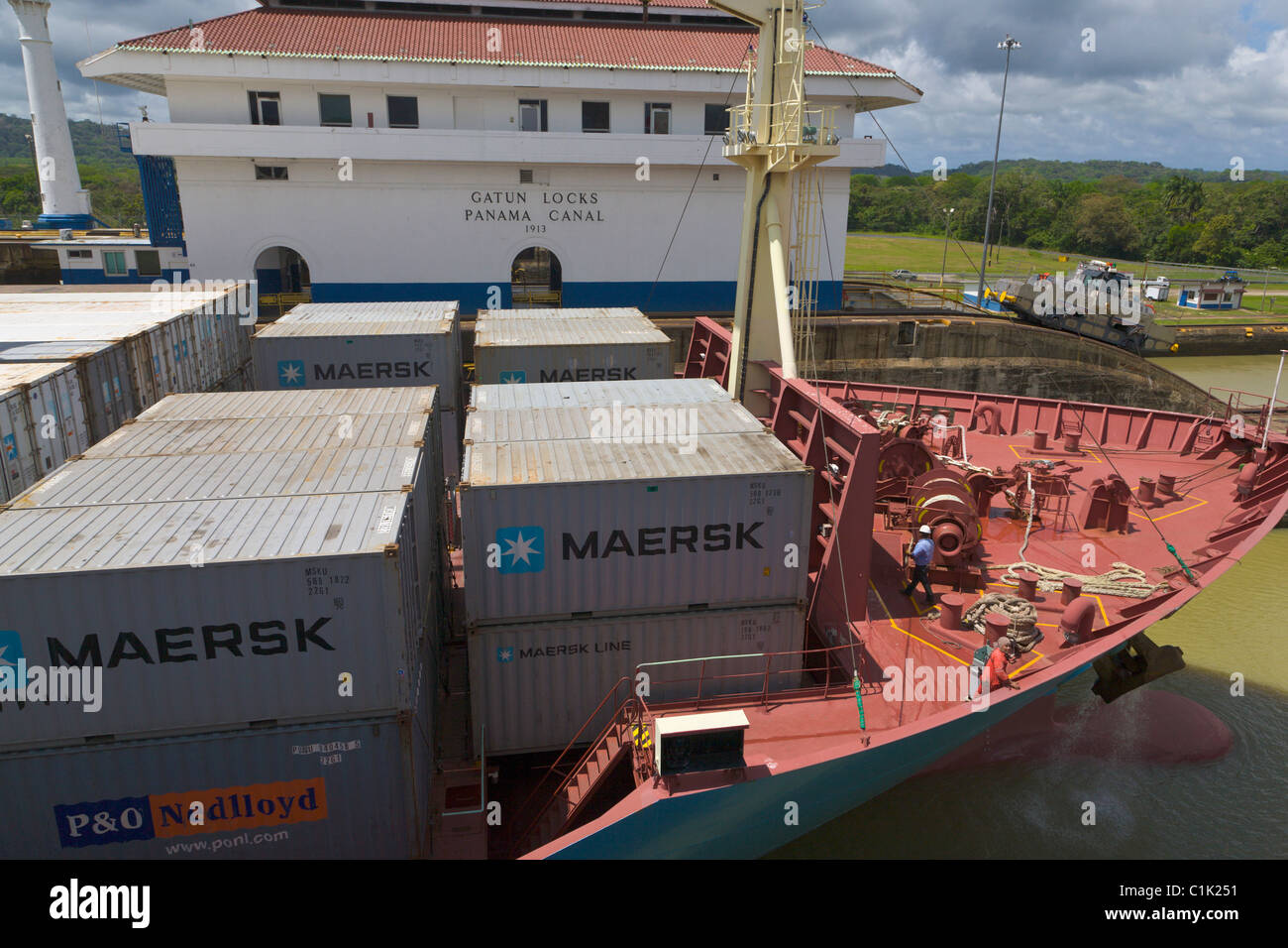 Contenitore nave passando attraverso le serrature Gatun, sul Canale di Panama, Panama Foto Stock