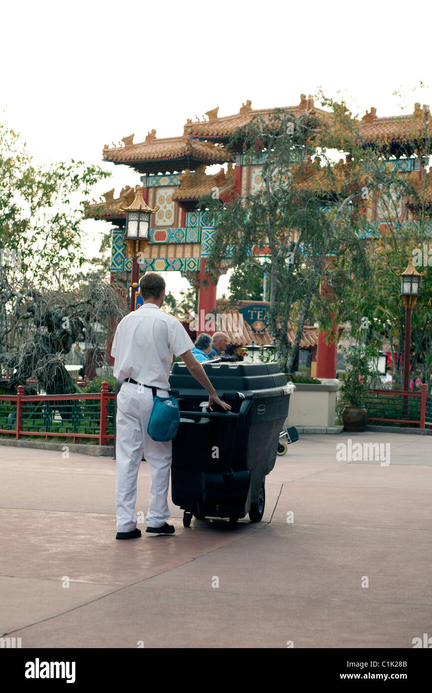 Un lavoratore rotoli di un cestino in Cina Pavilion di Epcot a Disney World in Florida. Foto Stock