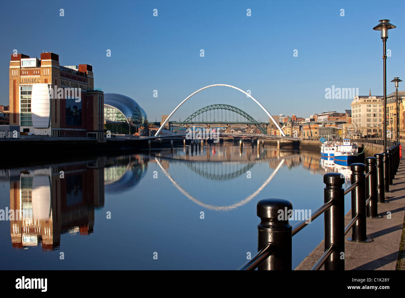 Newcastle Gateshead Quayside all'alba - mostra baltico, Il Sage Gateshead, Gateshead Millennium Bridge e Tyne Bridge Foto Stock