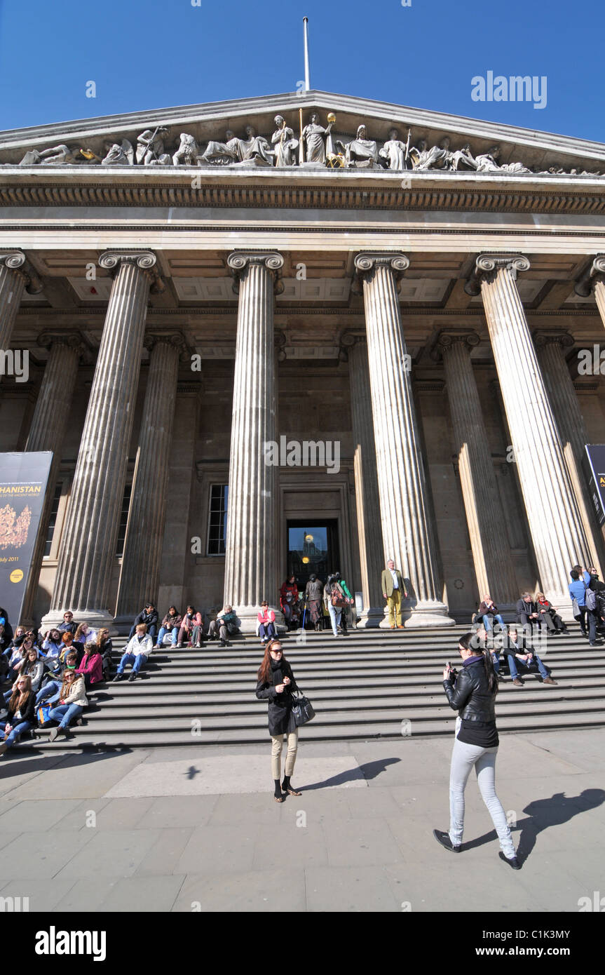 Il British Museum a turisti e visitatori Museo delle culture antiche attrazione turistica Foto Stock