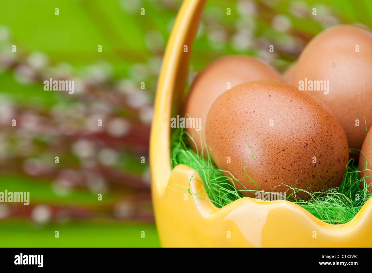 Cesto pieno di uova di Pasqua e fiore Foto Stock