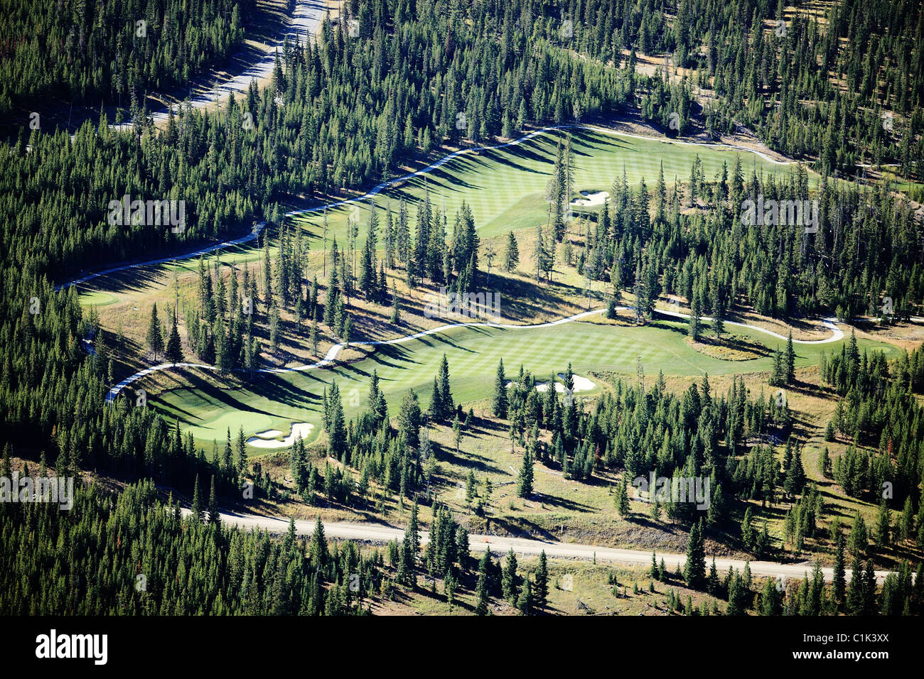 Una veduta aerea del fairway e green in una località di montagna campo da golf Foto Stock