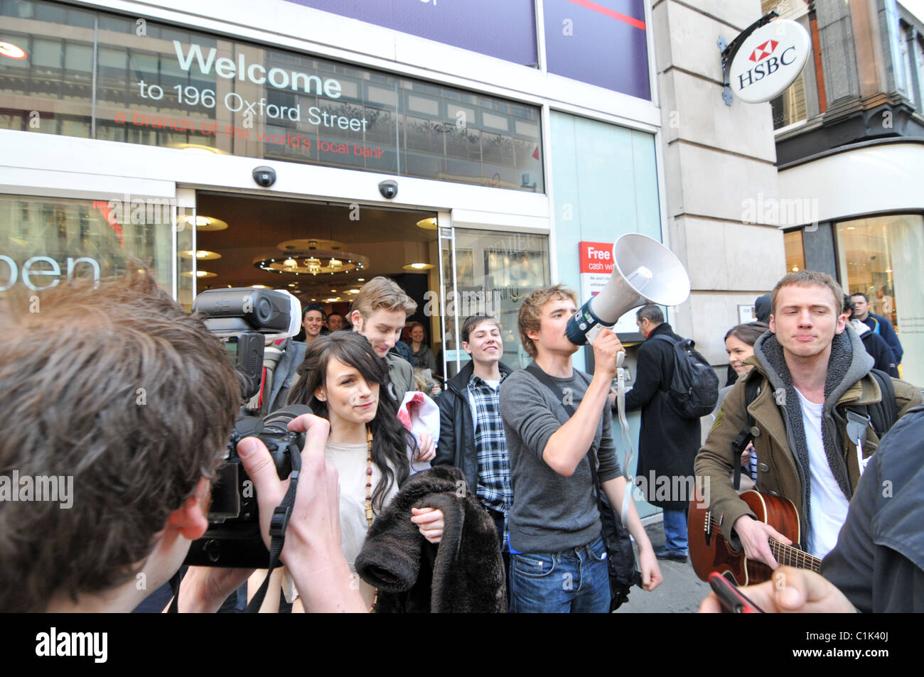 Ukuncut Barclays Bank azione la collera contro la macchina in contanti attivisti invadere la banca e cantare canzoni Foto Stock