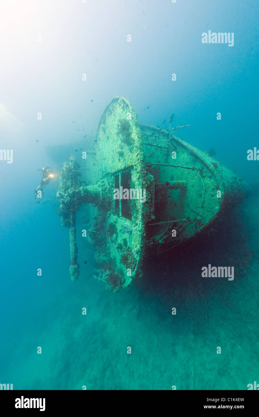 Un subacqueo esamina la pistola sul relitto del Thistlegorm a sud est di Sha'ab Ali reef del Mar Rosso. Foto Stock