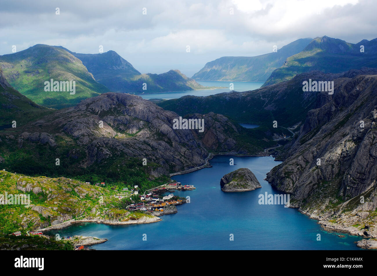 Norvegia, Nordland, Isole Lofoten Flakstadoy isola, il villaggio di pescatori di Nussfjord (vista aerea) Foto Stock