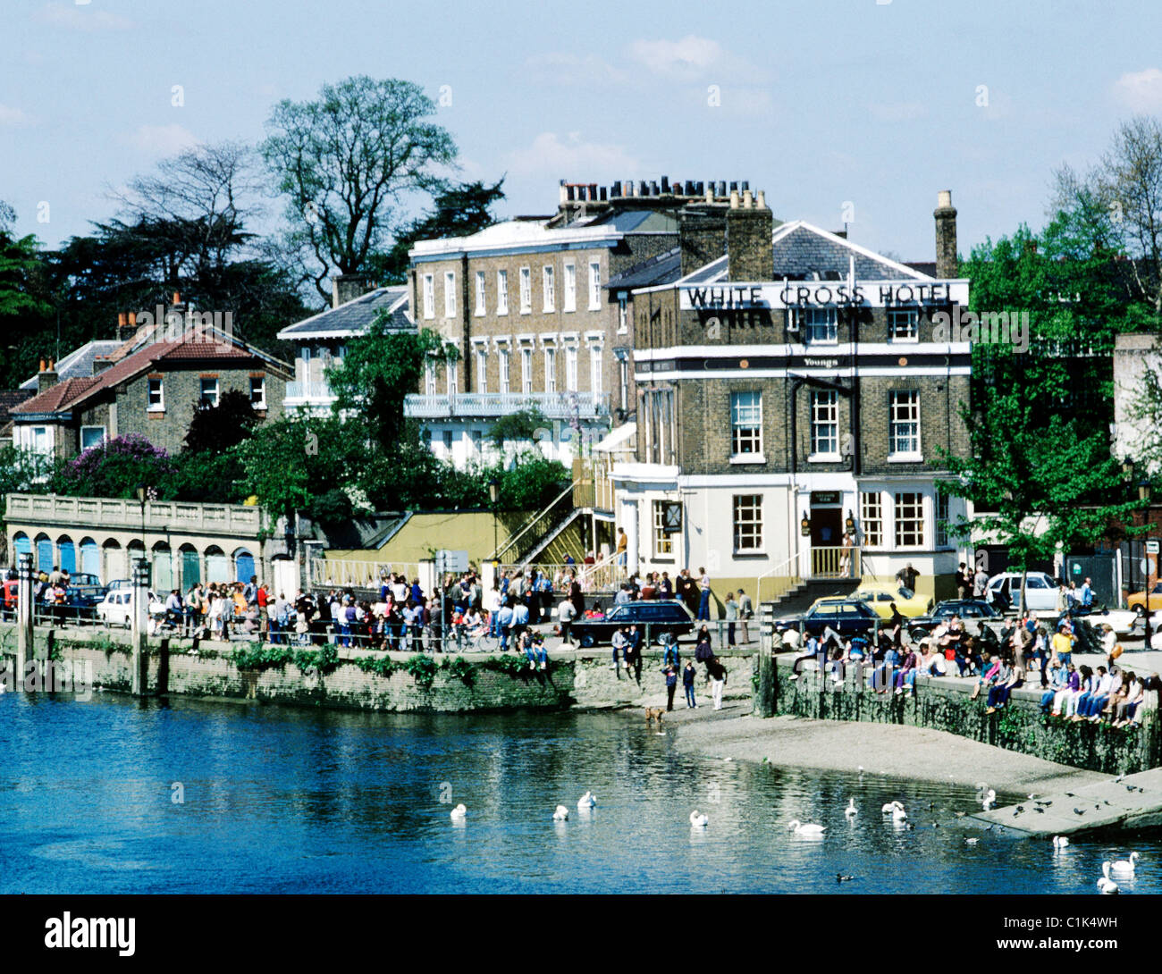 Il fiume Tamigi, Richmond, Croce Bianca Hotel Inghilterra Inglese Regno Unito fiumi riverside pub pub alberghi persone bere Foto Stock