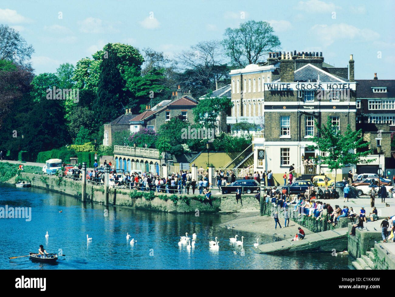 Il fiume Tamigi, Richmond, Croce Bianca Hotel Inghilterra Inglese Regno Unito fiumi riverside pub pub alberghi persone bere Foto Stock