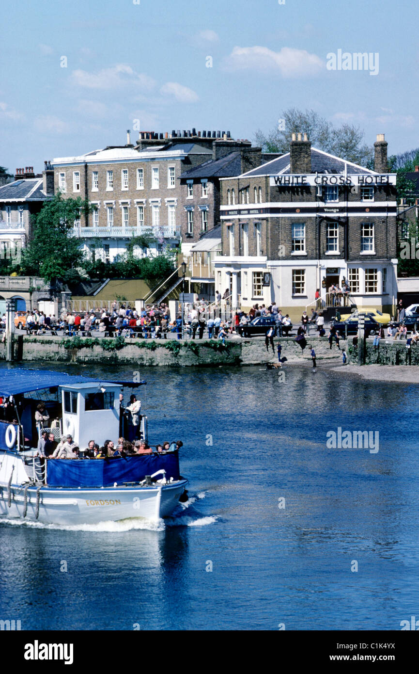 Il fiume Tamigi, Richmond, Croce Bianca Hotel Inghilterra Inglese Regno Unito fiumi riverside pub pub alberghi barche turistiche passeggero barche Foto Stock
