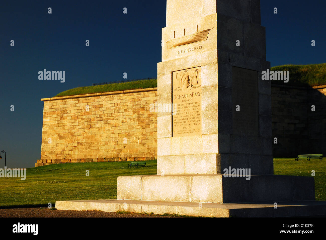 La Donald McKay Memorial ricorda i builder di clipper. L'obelisco si trova vicino al Fort indipendenza, South Boston. Foto Stock