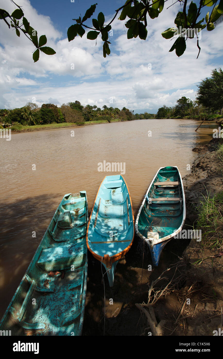 Barche in legno sul Rio Coto Colorado vicino Zancudo, Costa Rica Foto Stock