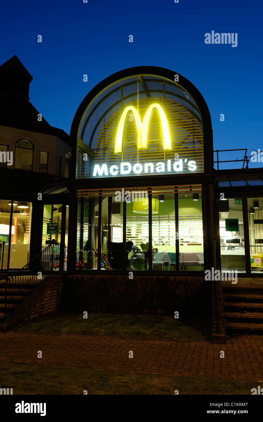 Ristorante McDonalds edificio di notte Foto Stock