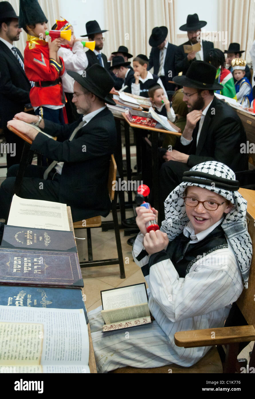 Purim festival ebraico. Gerusalemme. Israele. La lettura del libro di Ester in una sinagoga Foto Stock