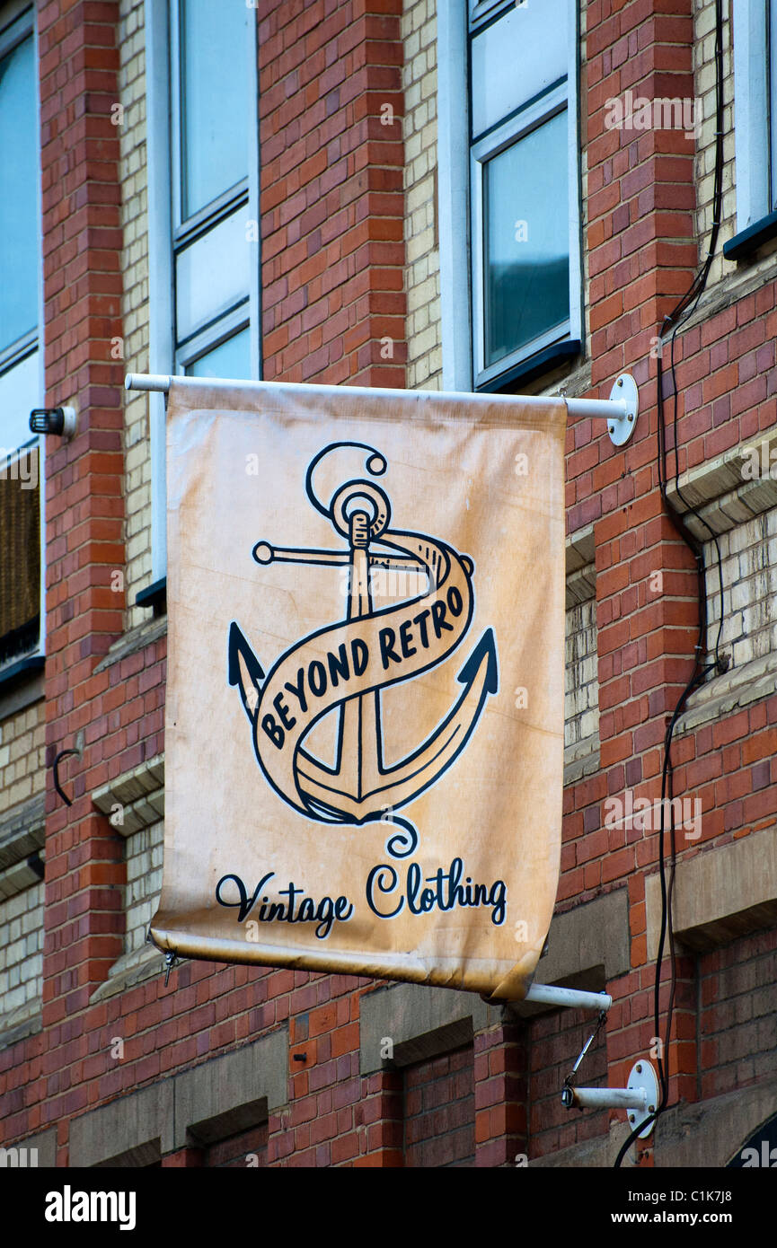 LONDRA, Regno Unito - 20 MARZO 2011: Bandiera Banner fuori dal negozio 'Beyond retro' nella zona di Brick Lane dell'East End Foto Stock